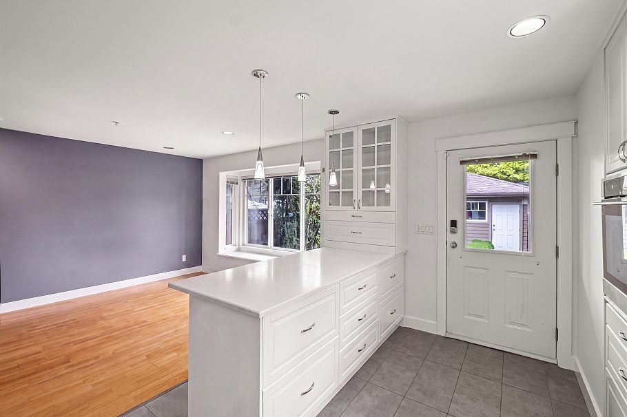 416 W Keith Road North Vancouver, BC - 25