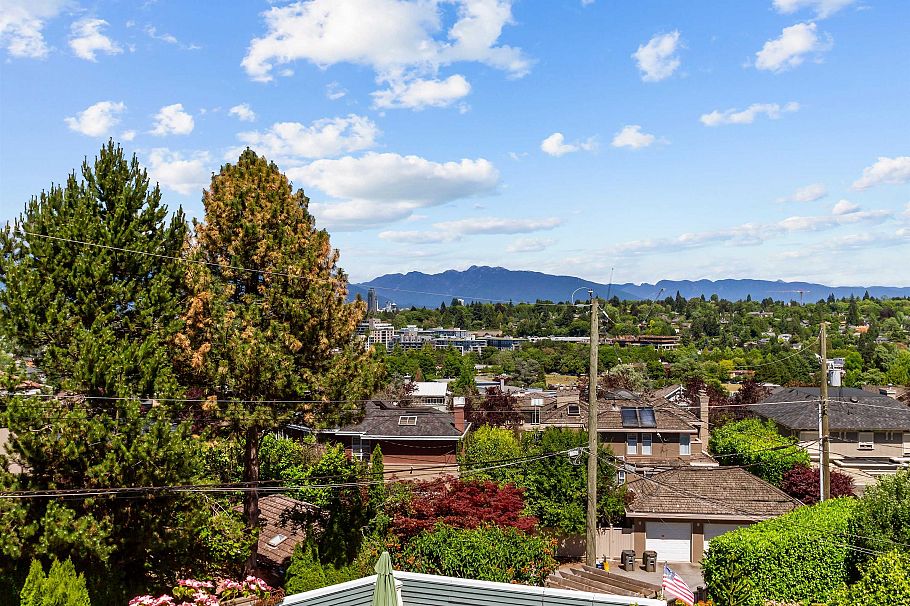2495 W 33rd Avenue Vancouver, BC - 3