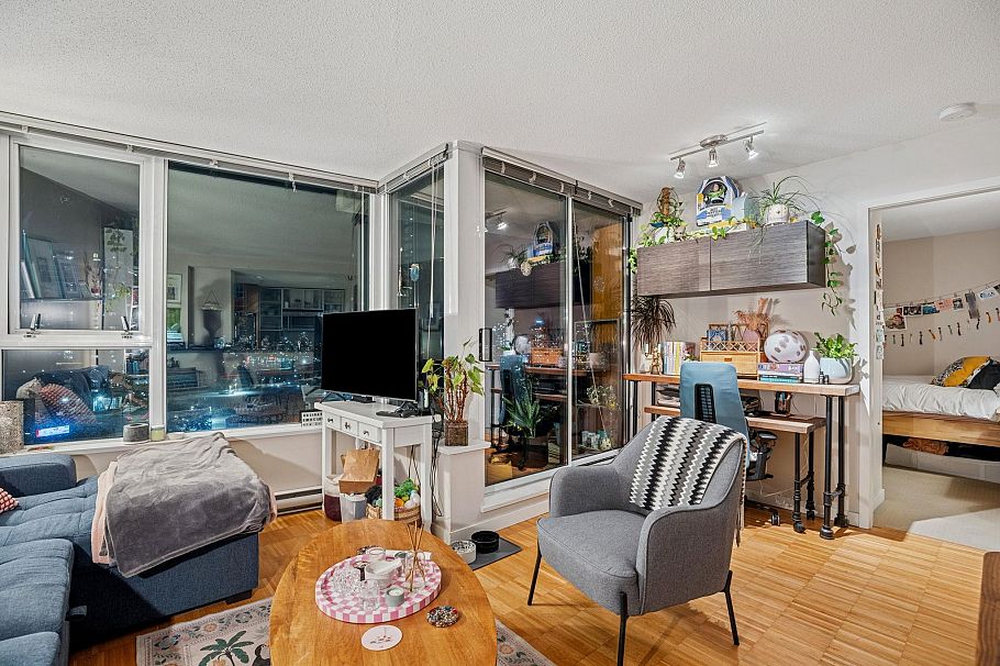 1901 33 Smithe Street Vancouver, BC - 2