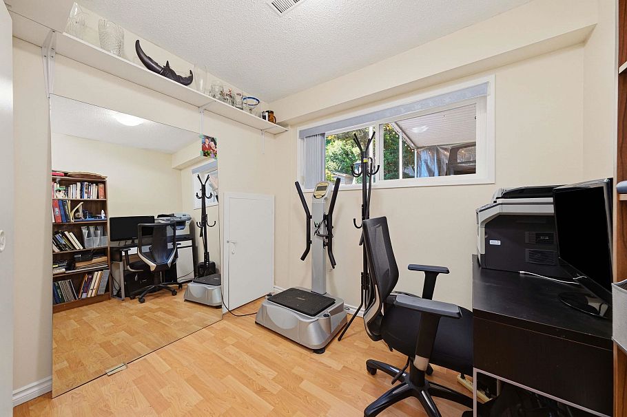 693 Plymouth Drive North Vancouver, BC - 18