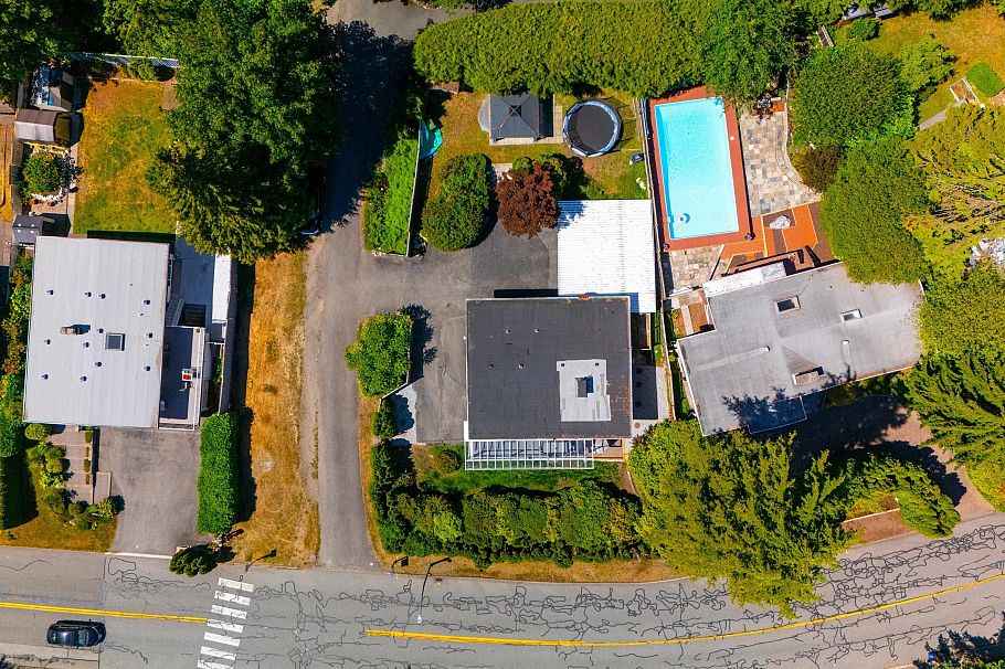 693 Plymouth Drive North Vancouver, BC - 32