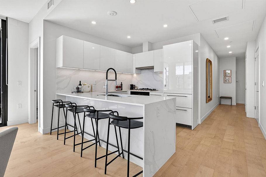 202 135 E 13th Street North Vancouver, BC - 5