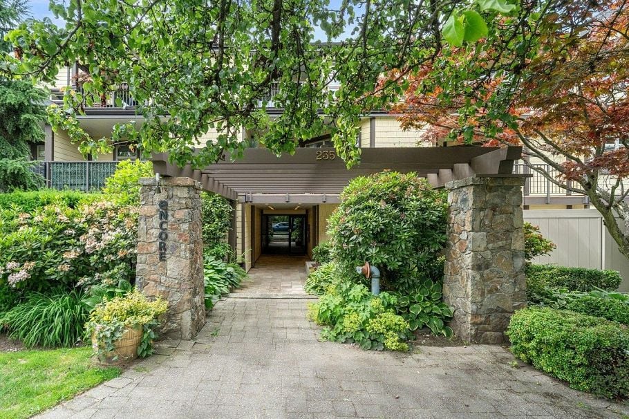 301 235 W 4th Street North Vancouver, BC - 1