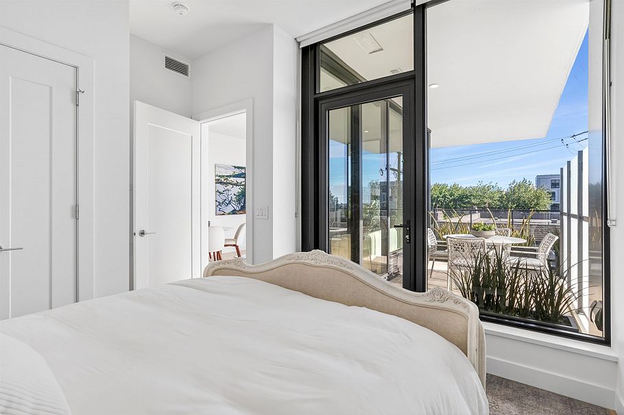 202 135 E 13th Street North Vancouver, BC - 13