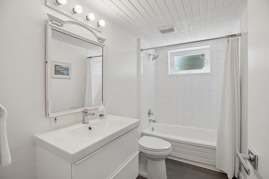 1034 Heywood Street North Vancouver, BC - 25
