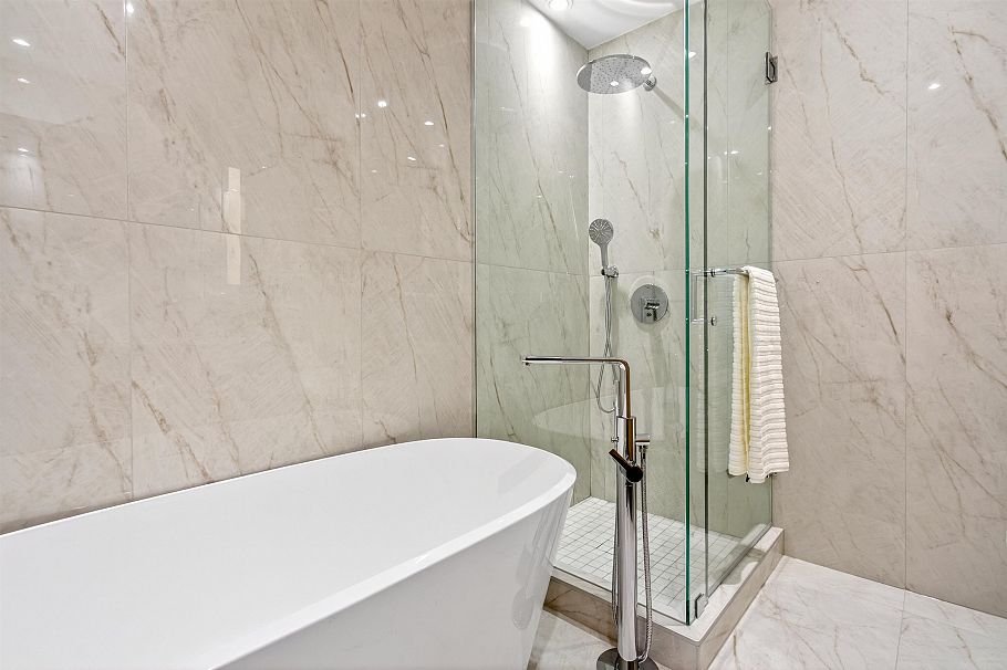 202 135 E 13th Street North Vancouver, BC - 18