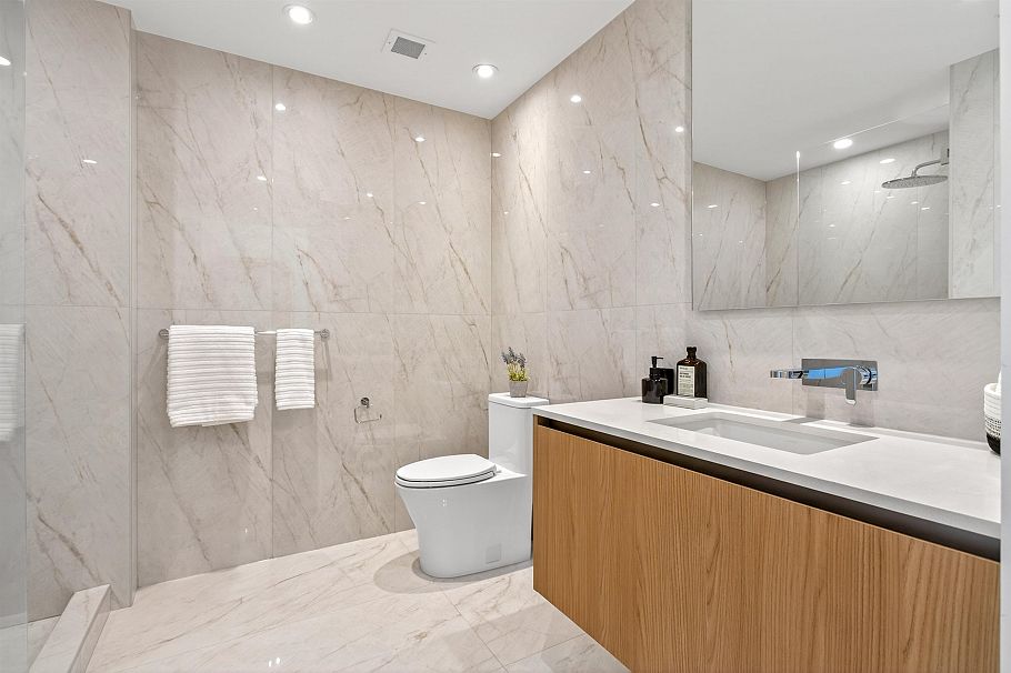 202 135 E 13th Street North Vancouver, BC - 20