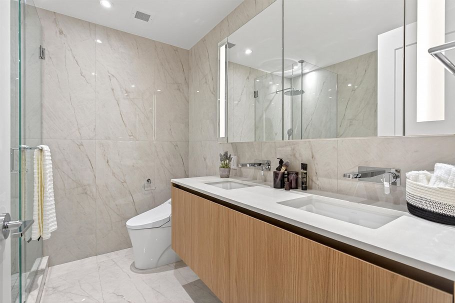 202 135 E 13th Street North Vancouver, BC - 17