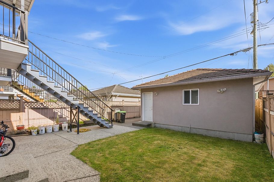 3186 E 18th Avenue Vancouver, BC - 18
