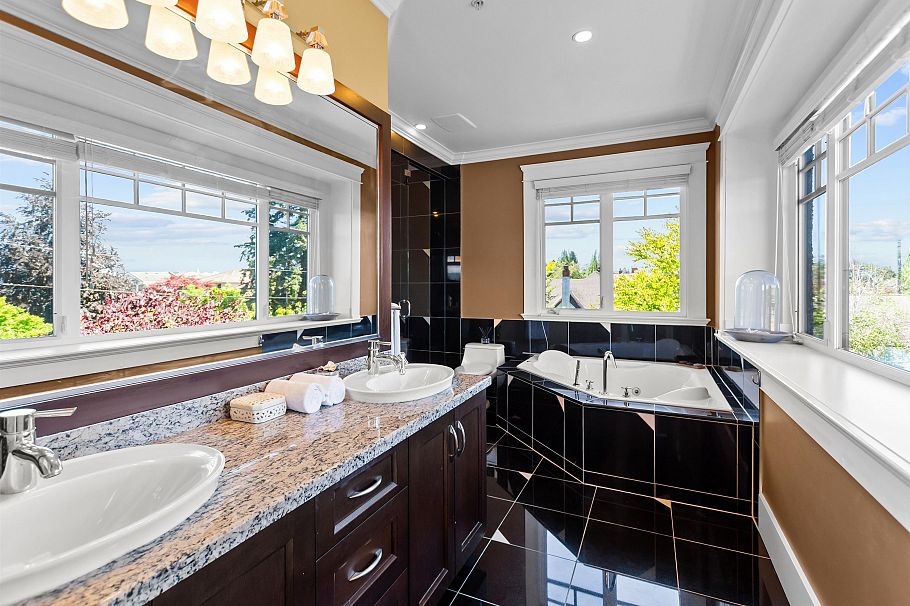 2495 W 33rd Avenue Vancouver, BC - 12