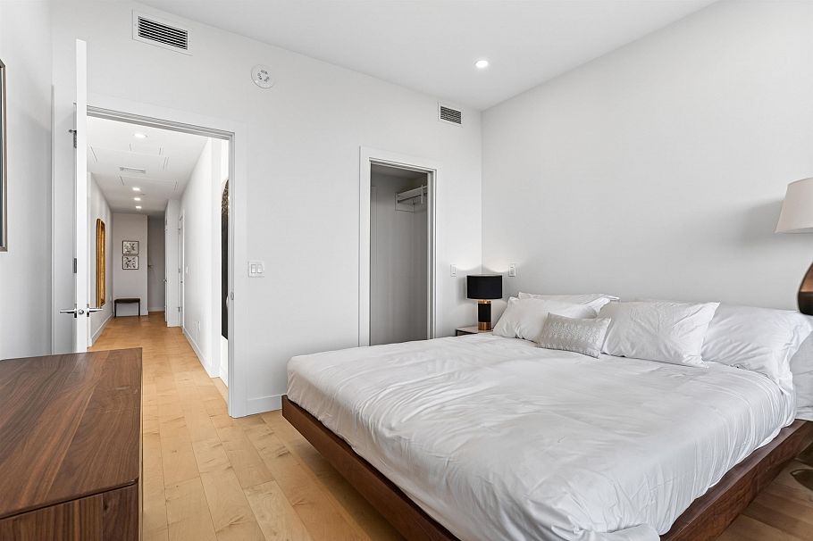202 135 E 13th Street North Vancouver, BC - 16