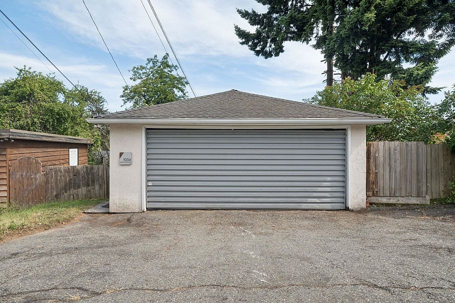 1034 Heywood Street North Vancouver, BC - 33