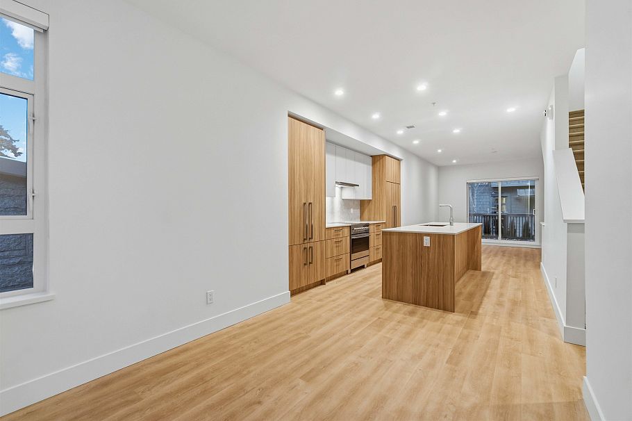 107 2320 Emery Court North Vancouver, BC - 2
