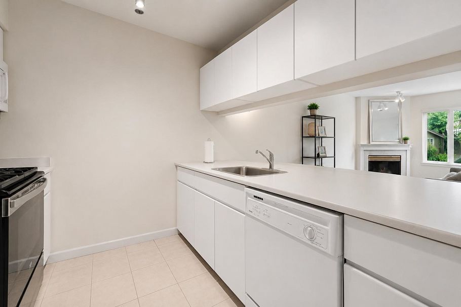 108 3250 W Broadway Vancouver, BC - 14
