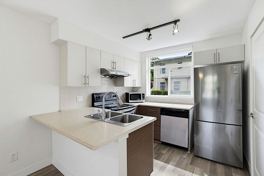 206 5632 Kings Road Vancouver, BC - 2