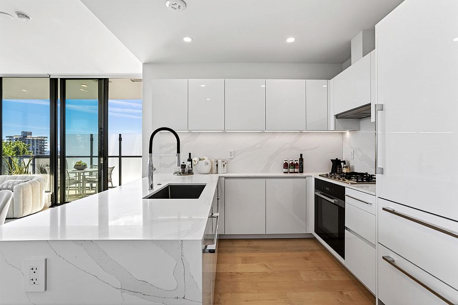 202 135 E 13th Street North Vancouver, BC - 6