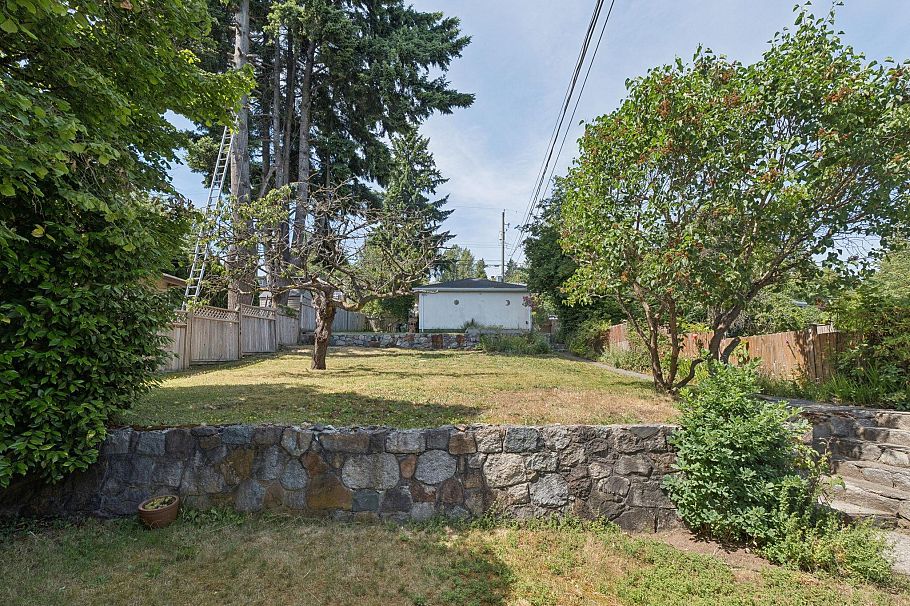 1034 Heywood Street North Vancouver, BC - 30
