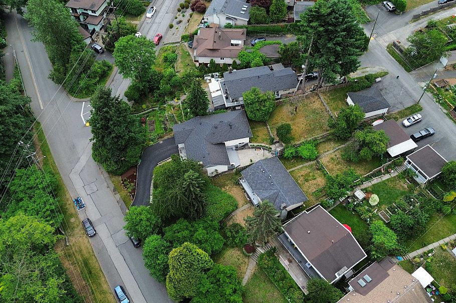 1034 Heywood Street North Vancouver, BC - 36