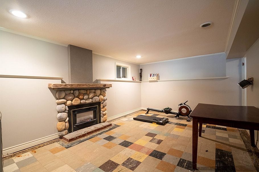 893 Friar Crescent North Vancouver, BC - 20