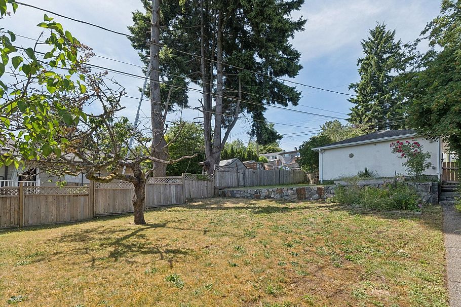 1034 Heywood Street North Vancouver, BC - 32