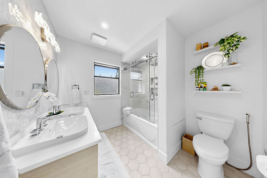 1270 Premier Street North Vancouver, BC - 11