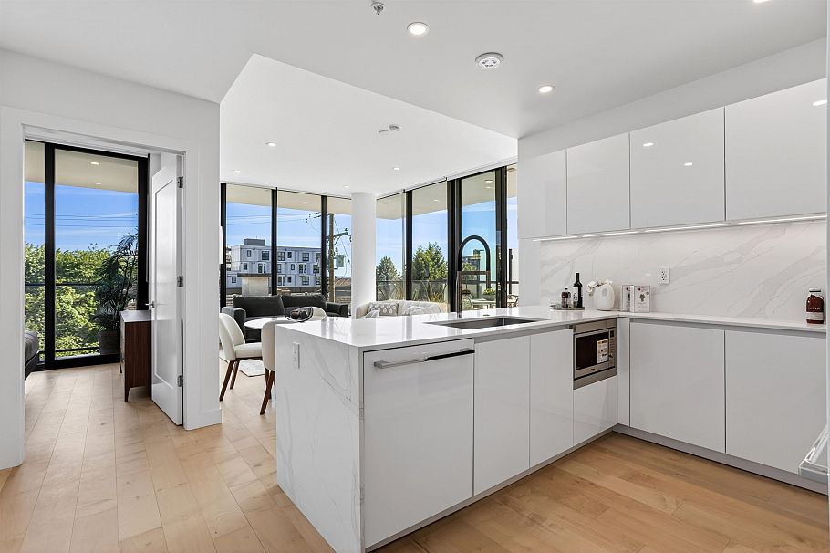 202 135 E 13th Street North Vancouver, BC - 4