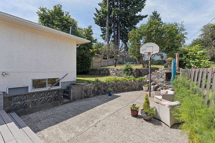 1034 Heywood Street North Vancouver, BC - 29