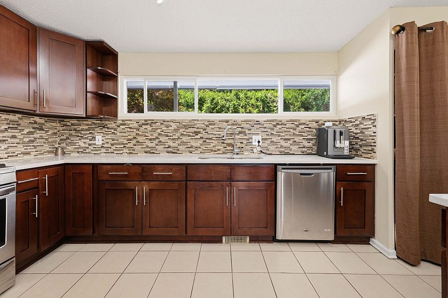 693 Plymouth Drive North Vancouver, BC - 10