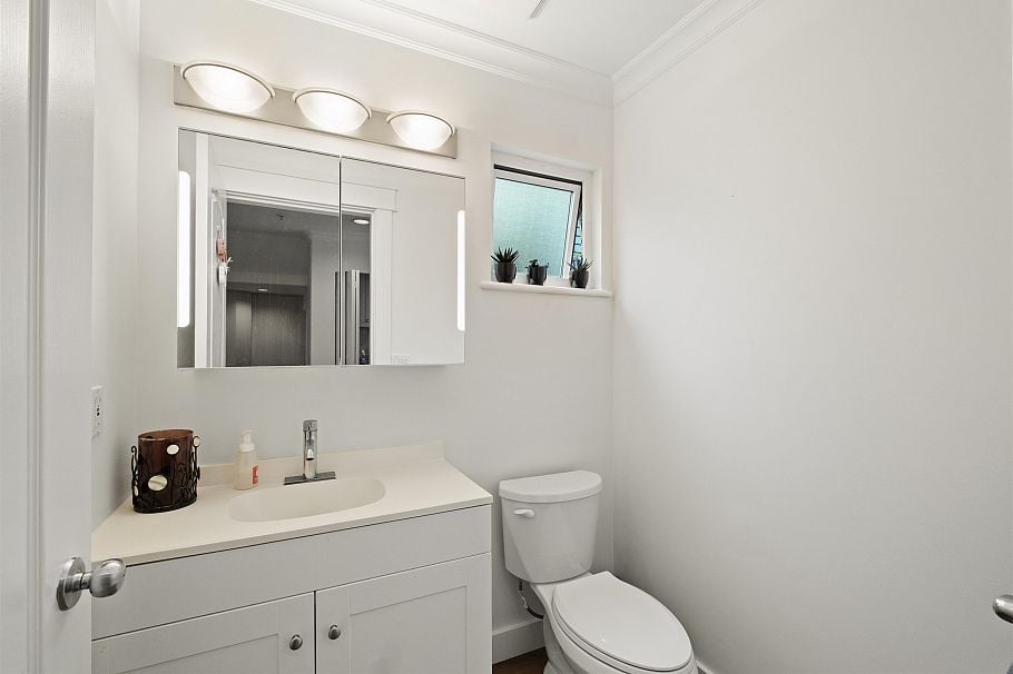416 W Keith Road North Vancouver, BC - 17