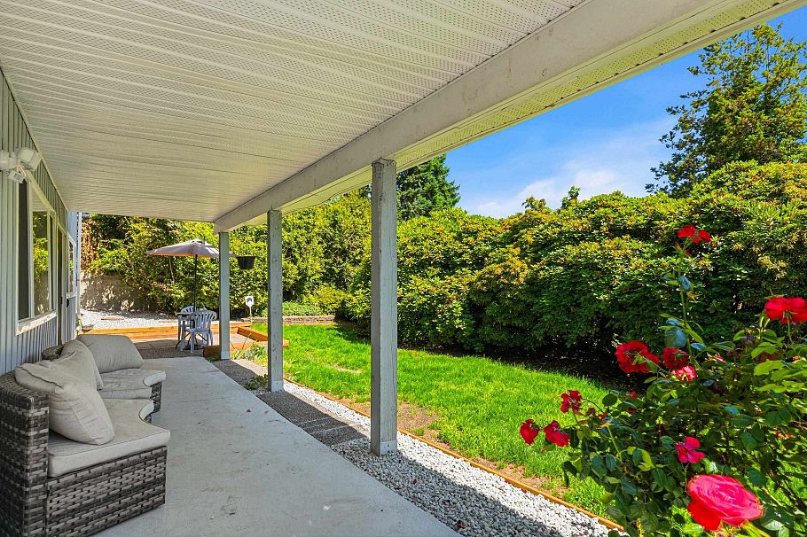 693 Plymouth Drive North Vancouver, BC - 27