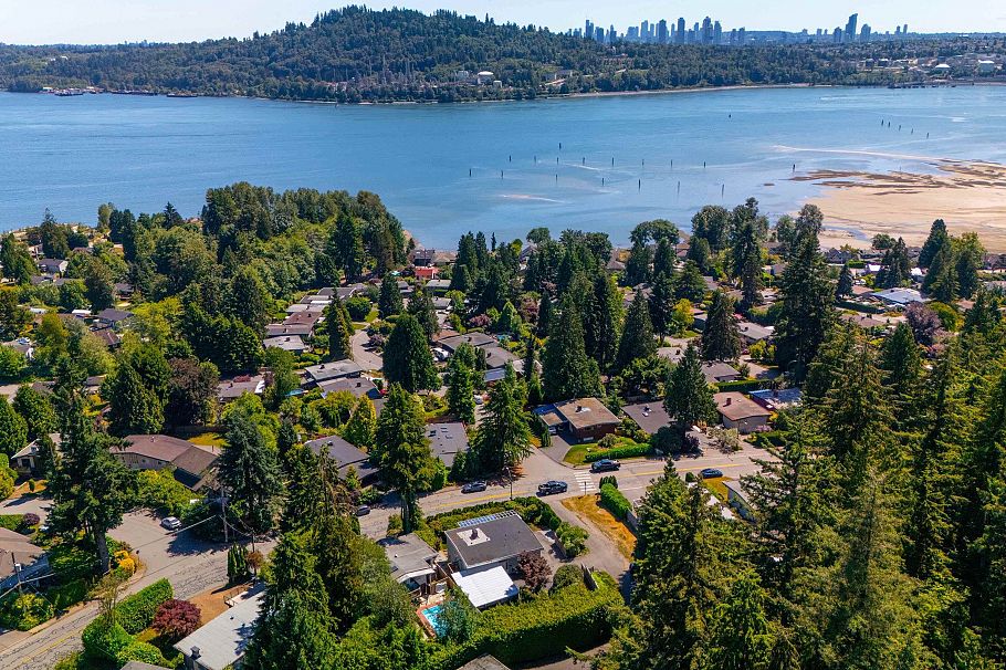 693 Plymouth Drive North Vancouver, BC - 33
