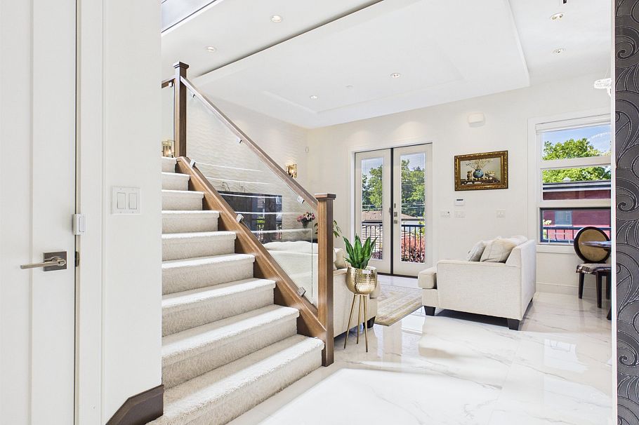 2277 E 28th Avenue Vancouver, BC - 5