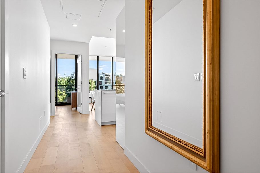 202 135 E 13th Street North Vancouver, BC - 19