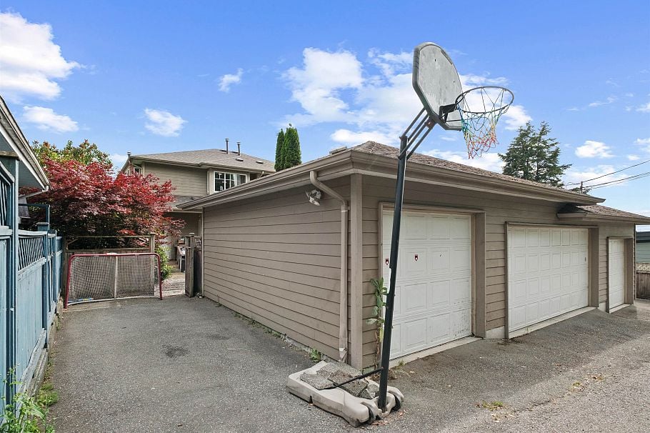 416 W Keith Road North Vancouver, BC - 14
