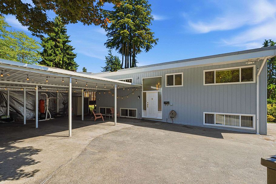 693 Plymouth Drive North Vancouver, BC - 2