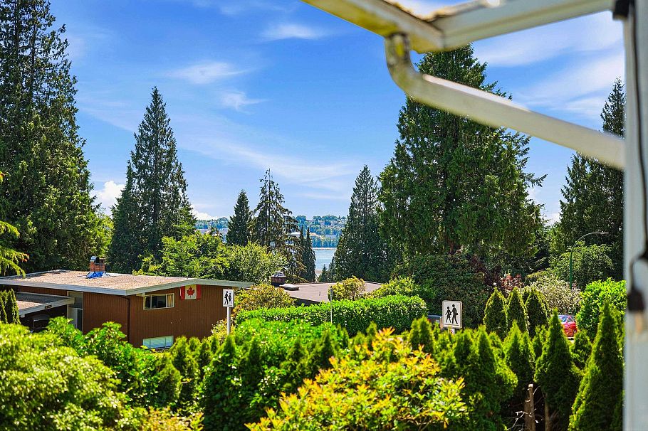 693 Plymouth Drive North Vancouver, BC - 29