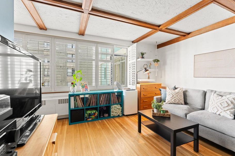 304 1975 Pendrell Street Vancouver, BC - 1