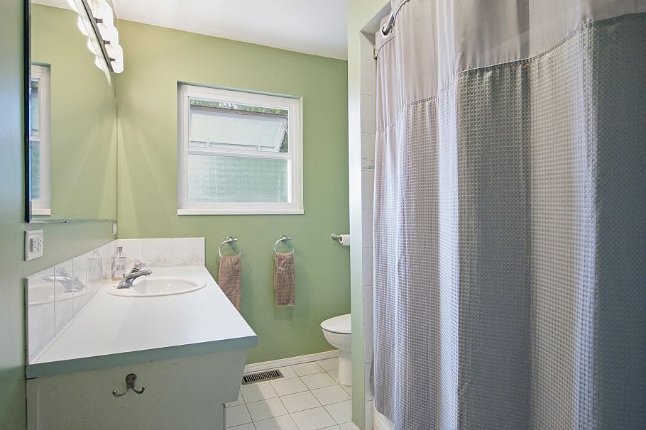944 Tollcross Road North Vancouver, BC - 17