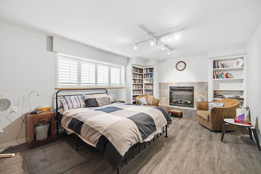 944 Tollcross Road North Vancouver, BC - 29