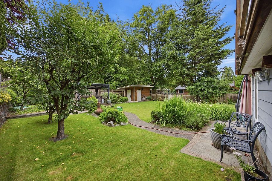 944 Tollcross Road North Vancouver, BC - 35