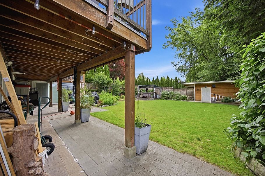 944 Tollcross Road North Vancouver, BC - 34