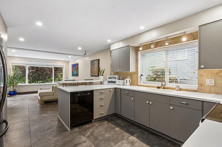 1501 Ostler Court North Vancouver, BC - 12