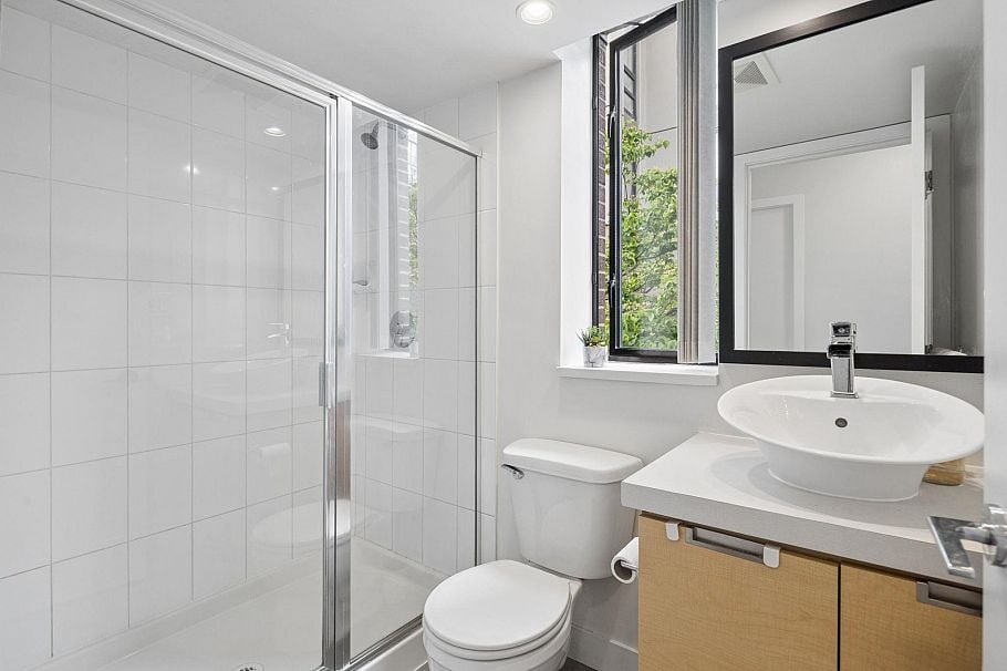 153 W 2nd Street North Vancouver, BC - 25