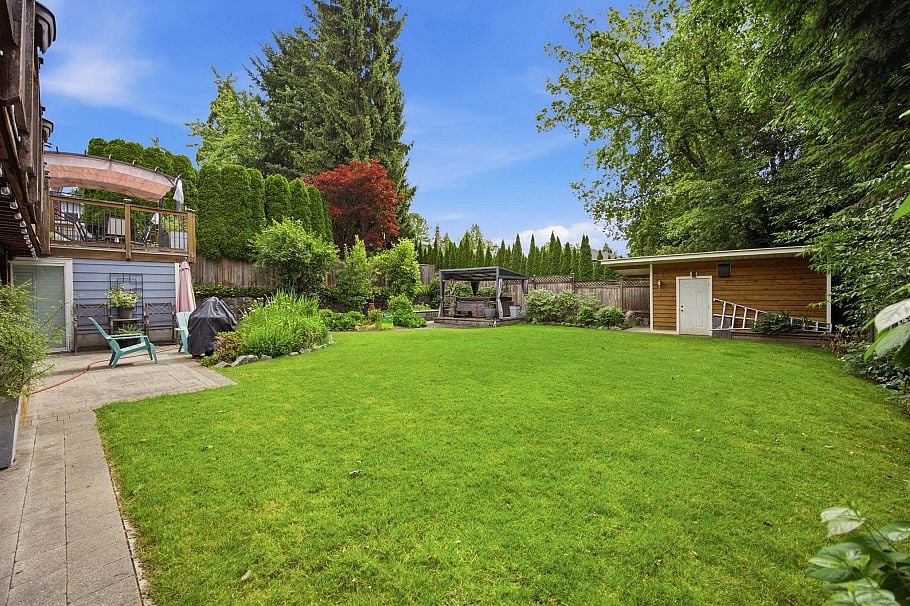 944 Tollcross Road North Vancouver, BC - 33