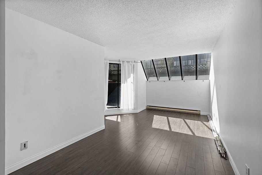 207 1270 Robson Street Vancouver, BC - 2