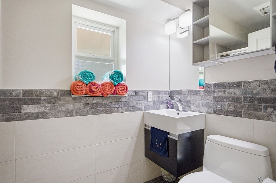 944 Tollcross Road North Vancouver, BC - 30