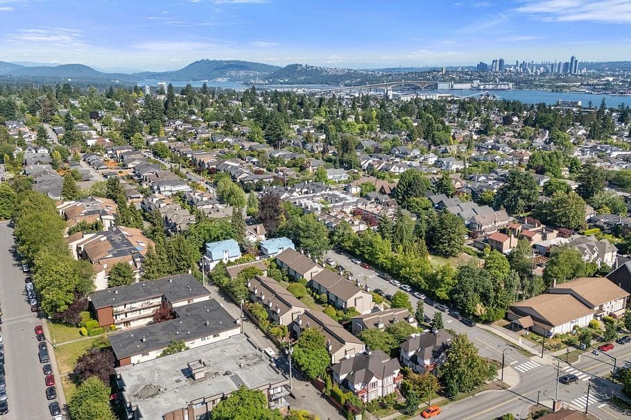 18 220 E 11th Street North Vancouver, BC - 37