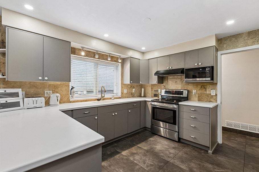 1501 Ostler Court North Vancouver, BC - 11