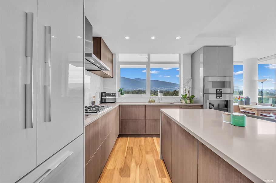 2001 1632 Lions Gate Lane North Vancouver, BC - 2