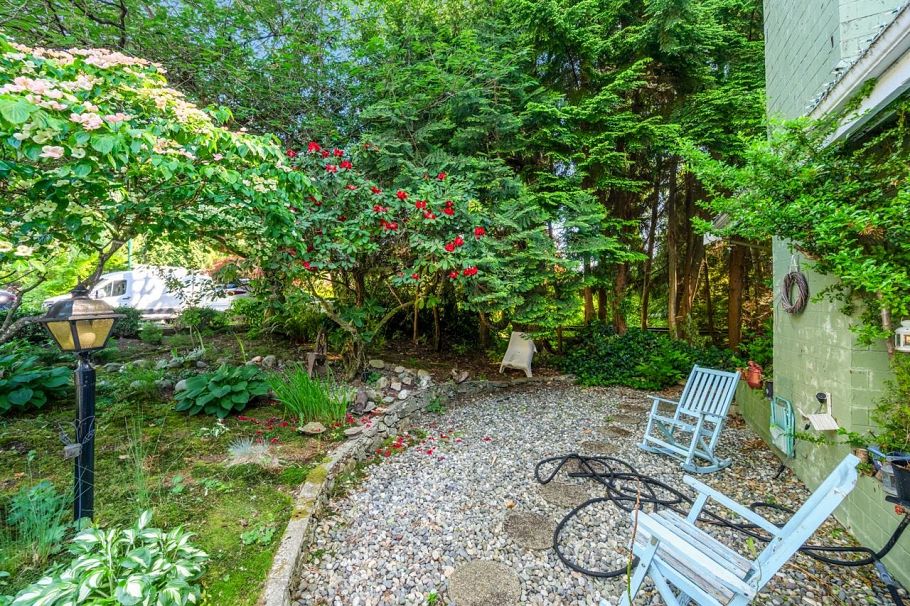 5261 Cliffridge Avenue North Vancouver, BC - 25